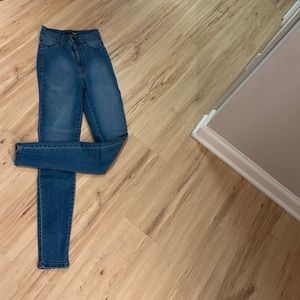 Fashion Nova med wash stretch skinny Jean!